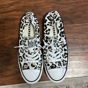 Converse Shoreline leopard sneaks in size 8.5 Women’s.